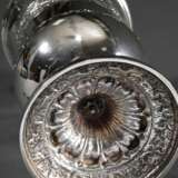 Biedermeier Pokalbecher mit Blattfriesen und Gravur "Dem hochverehrten Jubelpaare G. Henschel und F. Henschel am 28. Juli 1829", MZ: Georg Friedrich Weigel (Meister ab 1816), Kassel, Silber innen vergoldet, 323… - photo 4