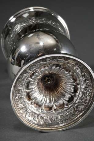 Biedermeier Pokalbecher mit Blattfriesen und Gravur "Dem hochverehrten Jubelpaare G. Henschel und F. Henschel am 28. Juli 1829", MZ: Georg Friedrich Weigel (Meister ab 1816), Kassel, Silber innen vergoldet, 323… - photo 4