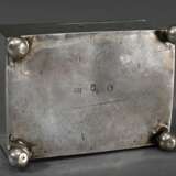 Schlichte Empire Zuckerdose mit gewölbtem Deckel auf Kugelfüßen, MZ: Müller, Berlin, Anfang 19.Jh., preußischer Steuerstempel v. 1809, Tremolierstich, Silber 13 Lot, 358g, 7,8x11,8x8,2cm, Schlüssel verloren - photo 3