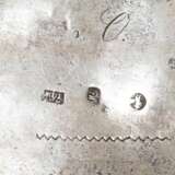 Schlichte Empire Zuckerdose mit gewölbtem Deckel auf Kugelfüßen, MZ: Müller, Berlin, Anfang 19.Jh., preußischer Steuerstempel v. 1809, Tremolierstich, Silber 13 Lot, 358g, 7,8x11,8x8,2cm, Schlüssel verloren - photo 4