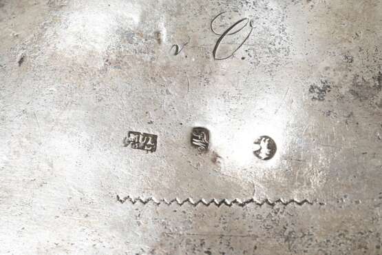 Schlichte Empire Zuckerdose mit gewölbtem Deckel auf Kugelfüßen, MZ: Müller, Berlin, Anfang 19.Jh., preußischer Steuerstempel v. 1809, Tremolierstich, Silber 13 Lot, 358g, 7,8x11,8x8,2cm, Schlüssel verloren - photo 4