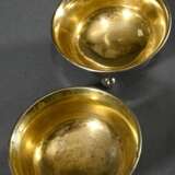 Paar russische Salieren auf Kugelfüßen mit Monogrammgravur in Frakturschrift unter Krone, MZ: MR (?), BM: Viktor Savinkov, Moskau 1869/1871, Silber 84 Zolotniki, innen vergoldet, 87g, H. 3,4cm - photo 2