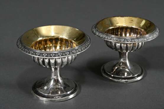 Paar Augsburger Empire Salieren in klassischer Schalenform mit feinen Relieffriesen, MZ: Joseph Heinrich Mussmann (Meister 1822), 1827, Silber innen vergoldet, 152g, H. 6,5cm, Standring gedrückt, kl. Loch, Vgl. Selling 2… - photo 1
