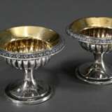 Paar Augsburger Empire Salieren in klassischer Schalenform mit feinen Relieffriesen, MZ: Joseph Heinrich Mussmann (Meister 1822), 1827, Silber innen vergoldet, 152g, H. 6,5cm, Standring gedrückt, kl. Loch, Vgl. Selling 2… - photo 1