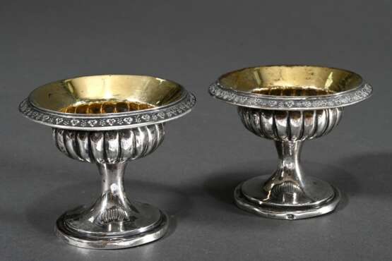 Paar Augsburger Empire Salieren in klassischer Schalenform mit feinen Relieffriesen, MZ: Joseph Heinrich Mussmann (Meister 1822), 1827, Silber innen vergoldet, 152g, H. 6,5cm, Standring gedrückt, kl. Loch, Vgl. Selling 2… - photo 2