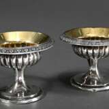 Paar Augsburger Empire Salieren in klassischer Schalenform mit feinen Relieffriesen, MZ: Joseph Heinrich Mussmann (Meister 1822), 1827, Silber innen vergoldet, 152g, H. 6,5cm, Standring gedrückt, kl. Loch, Vgl. Selling 2… - photo 2
