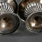 Paar Augsburger Empire Salieren in klassischer Schalenform mit feinen Relieffriesen, MZ: Joseph Heinrich Mussmann (Meister 1822), 1827, Silber innen vergoldet, 152g, H. 6,5cm, Standring gedrückt, kl. Loch, Vgl. Selling 2… - photo 4