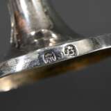 3 Diverse Teile antikes Silber in schlichter Form, 19.Jh.: Miniatur Pokal mit Rautenmuster (H. 8,1cm), kleine Aufsatzschale (H. 3,9cm) und runde Deckeldose (H. 3,3cm), Silber, z.T. innen vergoldet, 163g, kleine Druckstel… - Foto 4
