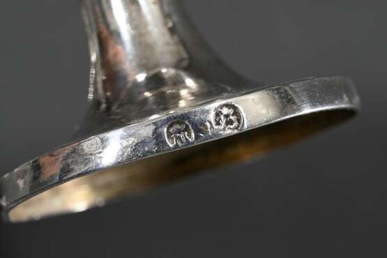 3 Diverse Teile antikes Silber in schlichter Form, 19.Jh.: Miniatur Pokal mit Rautenmuster (H. 8,1cm), kleine Aufsatzschale (H. 3,9cm) und runde Deckeldose (H. 3,3cm), Silber, z.T. innen vergoldet, 163g, kleine Druckstel… - Foto 4