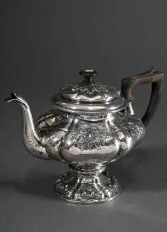 Dänische Biedermeier Teekanne in mehrpassig balustrierter Form auf Fuß mit floraler Treibarbeit sowie Holzhandhabe und -knauf, MZ: C.C.F. Schroeder, Kopenhagen 1845, Silber, 548g, H. 18cm - photo 1