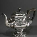 Dänische Biedermeier Teekanne in mehrpassig balustrierter Form auf Fuß mit floraler Treibarbeit sowie Holzhandhabe und -knauf, MZ: C.C.F. Schroeder, Kopenhagen 1845, Silber, 548g, H. 18cm - photo 1