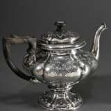 Dänische Biedermeier Teekanne in mehrpassig balustrierter Form auf Fuß mit floraler Treibarbeit sowie Holzhandhabe und -knauf, MZ: C.C.F. Schroeder, Kopenhagen 1845, Silber, 548g, H. 18cm - photo 2