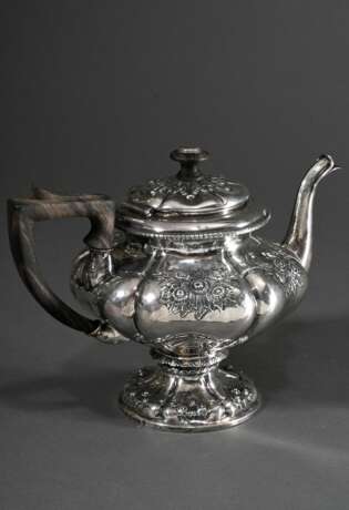 Dänische Biedermeier Teekanne in mehrpassig balustrierter Form auf Fuß mit floraler Treibarbeit sowie Holzhandhabe und -knauf, MZ: C.C.F. Schroeder, Kopenhagen 1845, Silber, 548g, H. 18cm - photo 2