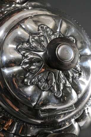 Dänische Biedermeier Teekanne in mehrpassig balustrierter Form auf Fuß mit floraler Treibarbeit sowie Holzhandhabe und -knauf, MZ: C.C.F. Schroeder, Kopenhagen 1845, Silber, 548g, H. 18cm - photo 3