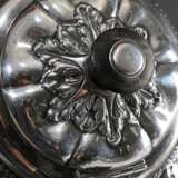 Dänische Biedermeier Teekanne in mehrpassig balustrierter Form auf Fuß mit floraler Treibarbeit sowie Holzhandhabe und -knauf, MZ: C.C.F. Schroeder, Kopenhagen 1845, Silber, 548g, H. 18cm - photo 3
