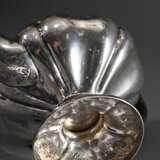 Dänische Biedermeier Teekanne in mehrpassig balustrierter Form auf Fuß mit floraler Treibarbeit sowie Holzhandhabe und -knauf, MZ: C.C.F. Schroeder, Kopenhagen 1845, Silber, 548g, H. 18cm - photo 5