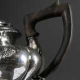 Dänische Biedermeier Teekanne in mehrpassig balustrierter Form auf Fuß mit floraler Treibarbeit sowie Holzhandhabe und -knauf, MZ: C.C.F. Schroeder, Kopenhagen 1845, Silber, 548g, H. 18cm - photo 6