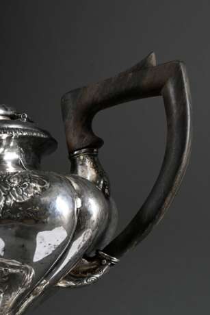 Dänische Biedermeier Teekanne in mehrpassig balustrierter Form auf Fuß mit floraler Treibarbeit sowie Holzhandhabe und -knauf, MZ: C.C.F. Schroeder, Kopenhagen 1845, Silber, 548g, H. 18cm - photo 6
