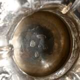 Dänische Biedermeier Teekanne in mehrpassig balustrierter Form auf Fuß mit floraler Treibarbeit sowie Holzhandhabe und -knauf, MZ: C.C.F. Schroeder, Kopenhagen 1845, Silber, 548g, H. 18cm - photo 7