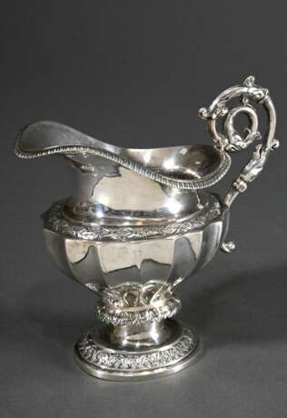 Biedermeier Gießer mit aufwendigem Volutengriff und umlaufenden Ornamentbändern, MZ: Nicolai Brandt Lorentzen, Kopenhagen 1841, Silber innen vergoldet, 131g, H, 12,5cm - photo 1