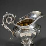 Biedermeier Gießer mit aufwendigem Volutengriff und umlaufenden Ornamentbändern, MZ: Nicolai Brandt Lorentzen, Kopenhagen 1841, Silber innen vergoldet, 131g, H, 12,5cm - photo 2