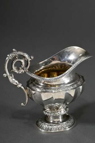Biedermeier Gießer mit aufwendigem Volutengriff und umlaufenden Ornamentbändern, MZ: Nicolai Brandt Lorentzen, Kopenhagen 1841, Silber innen vergoldet, 131g, H, 12,5cm - photo 2