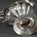Biedermeier Gießer mit aufwendigem Volutengriff und umlaufenden Ornamentbändern, MZ: Nicolai Brandt Lorentzen, Kopenhagen 1841, Silber innen vergoldet, 131g, H, 12,5cm - photo 3
