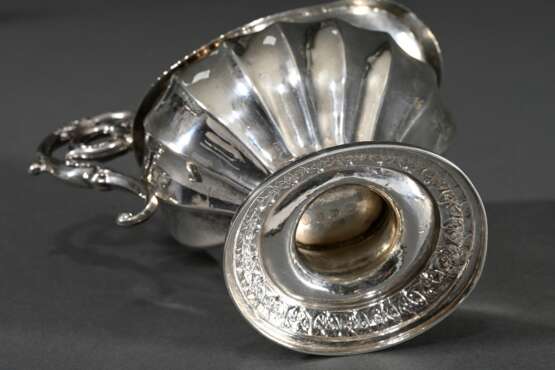 Biedermeier Gießer mit aufwendigem Volutengriff und umlaufenden Ornamentbändern, MZ: Nicolai Brandt Lorentzen, Kopenhagen 1841, Silber innen vergoldet, 131g, H, 12,5cm - photo 3
