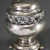 Hamburger Biedermeier Spardose mit Balusterkorpus und umlaufendem Ornamentrelief auf gedrückten Kugelfüßen, Deckel graviert "H.C.St. d. 29 Juli 1838", MZ: Johann Friedrich Bernhard Sierich (1794-1850), Jahresbu… - photo 1