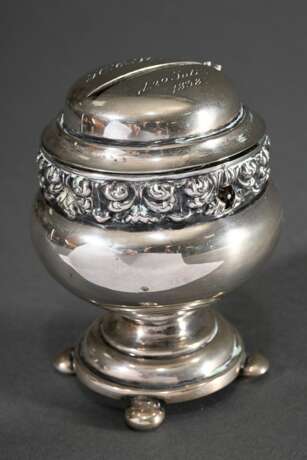Hamburger Biedermeier Spardose mit Balusterkorpus und umlaufendem Ornamentrelief auf gedrückten Kugelfüßen, Deckel graviert "H.C.St. d. 29 Juli 1838", MZ: Johann Friedrich Bernhard Sierich (1794-1850), Jahresbu… - photo 1