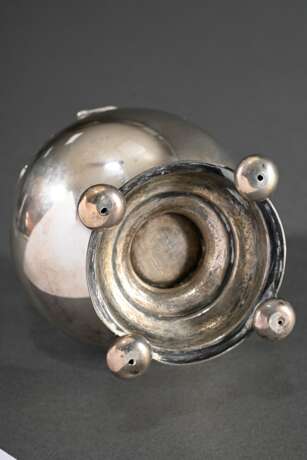 Hamburger Biedermeier Spardose mit Balusterkorpus und umlaufendem Ornamentrelief auf gedrückten Kugelfüßen, Deckel graviert "H.C.St. d. 29 Juli 1838", MZ: Johann Friedrich Bernhard Sierich (1794-1850), Jahresbu… - photo 3