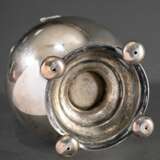 Hamburger Biedermeier Spardose mit Balusterkorpus und umlaufendem Ornamentrelief auf gedrückten Kugelfüßen, Deckel graviert "H.C.St. d. 29 Juli 1838", MZ: Johann Friedrich Bernhard Sierich (1794-1850), Jahresbu… - photo 3