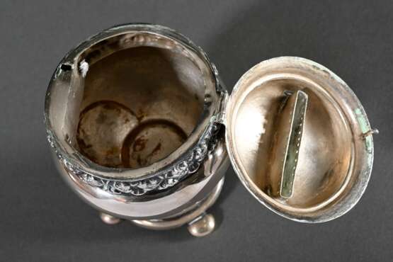 Hamburger Biedermeier Spardose mit Balusterkorpus und umlaufendem Ornamentrelief auf gedrückten Kugelfüßen, Deckel graviert "H.C.St. d. 29 Juli 1838", MZ: Johann Friedrich Bernhard Sierich (1794-1850), Jahresbu… - photo 4