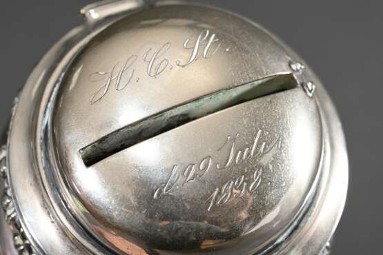 Hamburger Biedermeier Spardose mit Balusterkorpus und umlaufendem Ornamentrelief auf gedrückten Kugelfüßen, Deckel graviert "H.C.St. d. 29 Juli 1838", MZ: Johann Friedrich Bernhard Sierich (1794-1850), Jahresbu… - photo 5