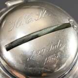 Hamburger Biedermeier Spardose mit Balusterkorpus und umlaufendem Ornamentrelief auf gedrückten Kugelfüßen, Deckel graviert "H.C.St. d. 29 Juli 1838", MZ: Johann Friedrich Bernhard Sierich (1794-1850), Jahresbu… - photo 5