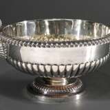 Große runde Fußschale mit godronierter Wandung auf gewölbtem Fuß und seitlichen vegetabilen Handhaben, MZ: Gebr. Friedländer, Silber 925, 1877g, H. 14,5cm, Ø 24cm - фото 1