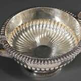 Große runde Fußschale mit godronierter Wandung auf gewölbtem Fuß und seitlichen vegetabilen Handhaben, MZ: Gebr. Friedländer, Silber 925, 1877g, H. 14,5cm, Ø 24cm - фото 2