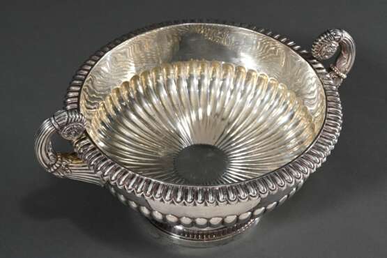 Große runde Fußschale mit godronierter Wandung auf gewölbtem Fuß und seitlichen vegetabilen Handhaben, MZ: Gebr. Friedländer, Silber 925, 1877g, H. 14,5cm, Ø 24cm - фото 2