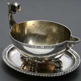 Ovale Sauciere im Empire Stil mit eingerollter Blütenhandhabe und 4 Tatzenfüßen und eingerollter Blütenhandhabe auf festem Unterstand, Gebr. Friedländer, Silber 800, innen vergoldet, 542g, 14,2x14x19cm - photo 1