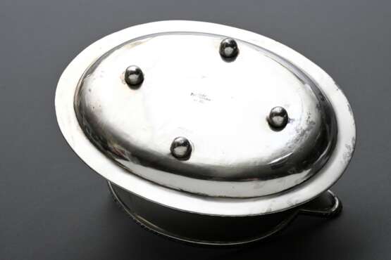 Ovale Sauciere im Empire Stil mit eingerollter Blütenhandhabe und 4 Tatzenfüßen und eingerollter Blütenhandhabe auf festem Unterstand, Gebr. Friedländer, Silber 800, innen vergoldet, 542g, 14,2x14x19cm - photo 4