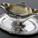 Große Sauciere auf festem Unterstand mit Rillen- und Muschelrelief, Wappengravur, MZ: Gebr. Friedländer, Silber 925, innen vergoldet, 659g, 10,5x24x17cm - photo 1