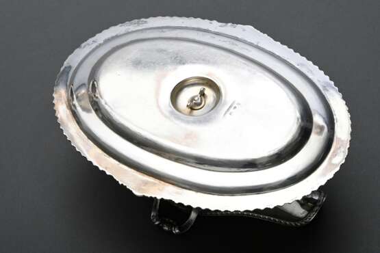 Große Sauciere auf festem Unterstand mit Rillen- und Muschelrelief, Wappengravur, MZ: Gebr. Friedländer, Silber 925, innen vergoldet, 659g, 10,5x24x17cm - photo 3
