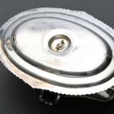 Große Sauciere auf festem Unterstand mit Rillen- und Muschelrelief, Wappengravur, MZ: Gebr. Friedländer, Silber 925, innen vergoldet, 659g, 10,5x24x17cm - photo 3