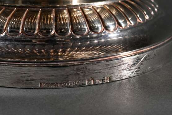 Große Sauciere auf festem Unterstand mit Rillen- und Muschelrelief, Wappengravur, MZ: Gebr. Friedländer, Silber 925, innen vergoldet, 659g, 10,5x24x17cm - photo 5