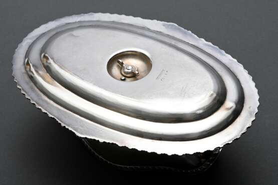 Sauciere auf festem Unterstand mit Rillen- und Muschelrelief, Wappengravur, MZ: Gebr. Friedländer, Silber 925, innen vergoldet, 353g, H. 7,5cm - photo 2