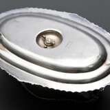 Sauciere auf festem Unterstand mit Rillen- und Muschelrelief, Wappengravur, MZ: Gebr. Friedländer, Silber 925, innen vergoldet, 353g, H. 7,5cm - photo 2