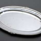 Große ovale Platte mit Rillen- und Muschelrelief, Wappengravur, MZ: Gebr. Friedländer, Silber 925, 1476g, 34,5x52cm, Gebrauchsspuren - photo 1