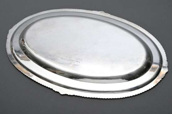 Große ovale Platte mit Rillen- und Muschelrelief, Wappengravur, MZ: Gebr. Friedländer, Silber 925, 1476g, 34,5x52cm, Gebrauchsspuren - photo 3