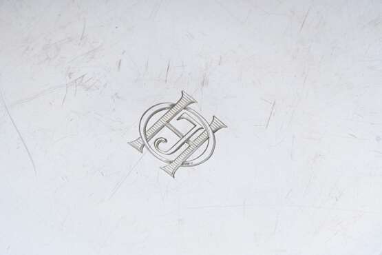 Runder Teller mit Rillen- und Muschelrelief auf Fußring, mittig im Spiegel Monogramgravur "HJ", MZ: Gebr. Friedländer, Silber 925, 591g, Ø 25,5cm - фото 4