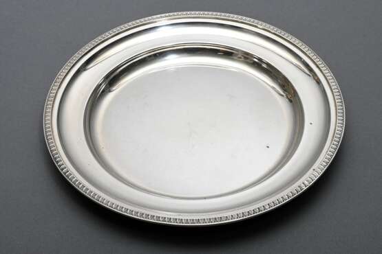 Schlichter Teller mit Blattfries, Silber 800, 312g, Ø 23cm, leichte Kratzer im Spiegel - фото 4
